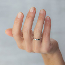 Imagen de mano con alianza de boda de 9 kilates en oro blanco pulida en brillo