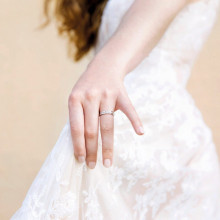 Mano con alianza de boda de 9 kilates base plana de oro blanco con acabado diamantado