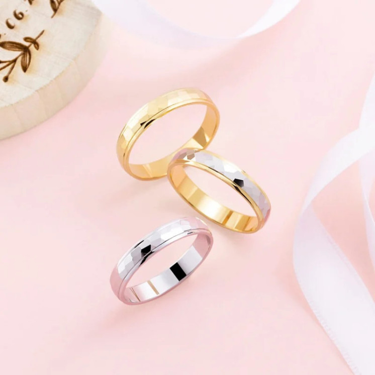 Anillos de matrimonio con biseles y facetas