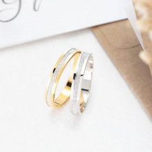 Pareja de alianzas de boda diamantadas en oro blanco y oro bicolor