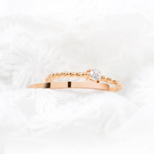 Alianzas plana de oro rosa y anillo de compromiso de oro rosa