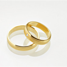 Imagen de pareja de alianzas de boda de oro amarillo de 9 kilates con diamante