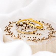 Pareja de alianzas de boda en expositor modelo facetado bicolor y plano de oro amarillo