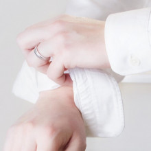 Imagen de manos de hombre con alianza de boda de oro blanco 9 kilates texturizada