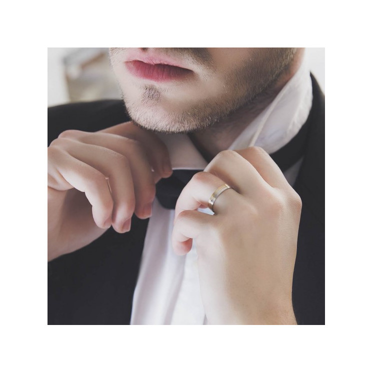 Hombre con elegante anillo de boda en oro blanco y amarillo