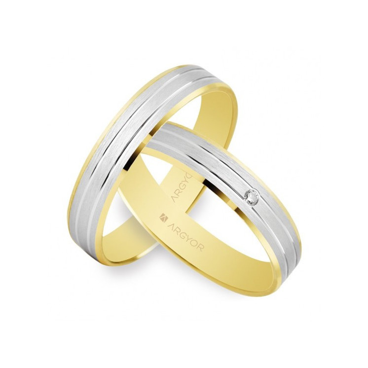 Pareja de anillos de boda en oro amarillo y blanco satinado doble línea entre la que se engasta un diamante talla brillante