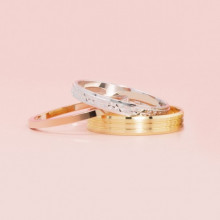 Imagen con 3 anillos de boda en oro rosa, blanco y amarillo