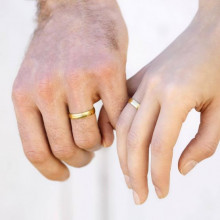 Manos con anillos de boda mate satinado y brillo en oro de 18k