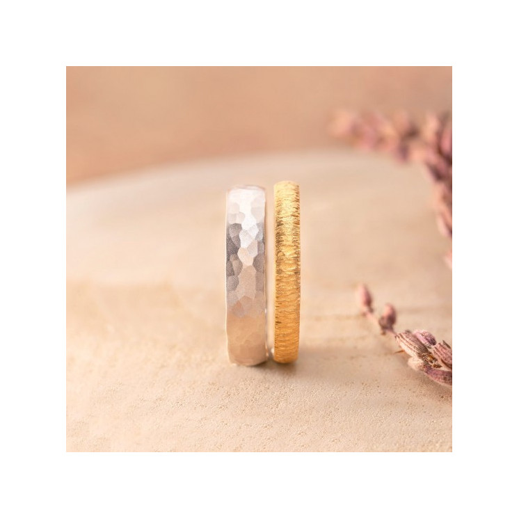 Pareja de anillos de boda en oro blanco y oro amarillo con acabados artesanales