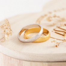 Pareja de anillo de boda artesanales acabado Martellato oro blanco y oro amarillo