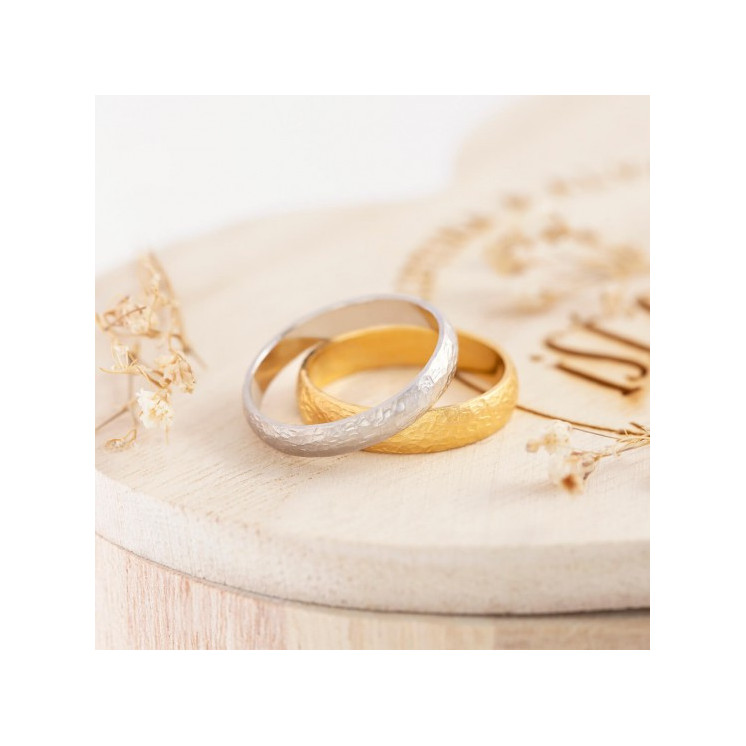 Pareja de anillo de boda artesanales acabado Martellato oro blanco y oro amarillo