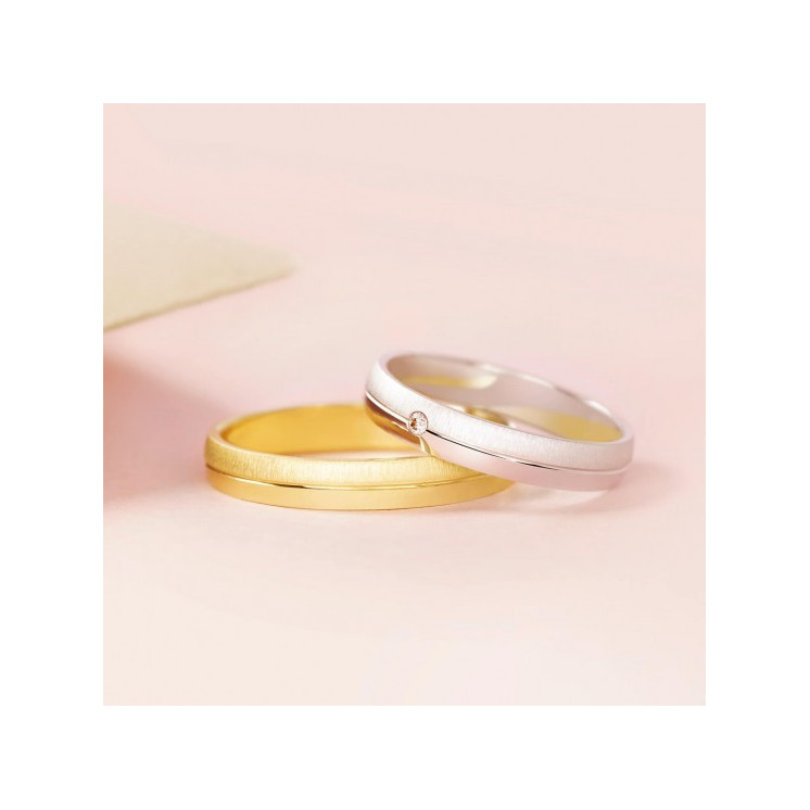 Pareja de anillos de boda con línea central en oro amarillo y blanco con diamante