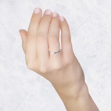 Mano con anillo de compromiso de oro blanco circonita en 4 garras