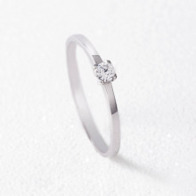Fotografía de anillo de compromiso de oro blanco diamante en 4 garras