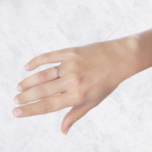 Mano con anillo de compromiso oro blanco tipo solitario circonita