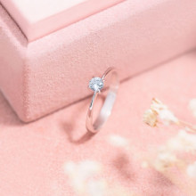 Expositor rosa con anillo de compromiso brazo de cuchilla y diamante
