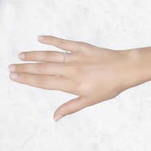 Mano con anillo de compromiso de oro blanco con diamante de 0,34ct