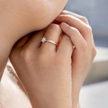 Mano de mujer con anillo de compromiso oro blanco y circonita en 6 garras