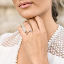 Mujer con anillo de compromiso con chatón de diamante 0,34ct