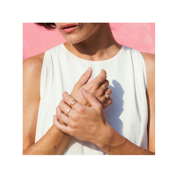 Mujer con anillos de compromiso de diamante en manos