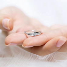 Mano sostenido anillo de compromiso de oro blanco con diamante de 0,38ct