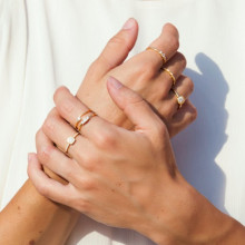 Manos con preciosos anillos de compromiso