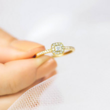 Mano con anillo de oro amarillo de 18k con diamantes