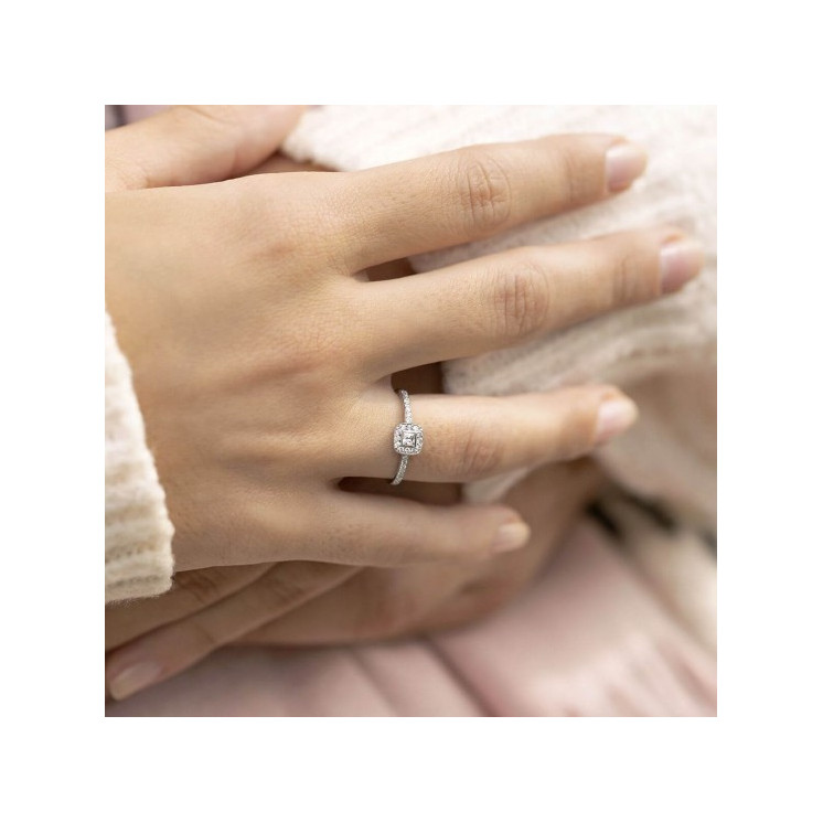 Anillo de pedida en oro 18k blanco en mano de mujer