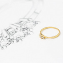 Dibujo de anillo de compromiso y diseño igual en oro amarillo
