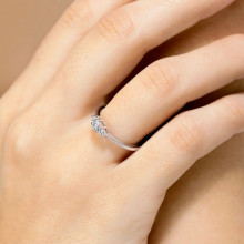Mano con anillo de 3 diamantes en oro blanco de 18 kilates