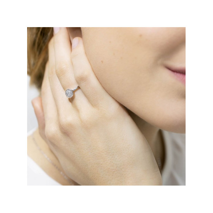 Mano de mujer con anillo modelo rosetón oro blanco y circonitas