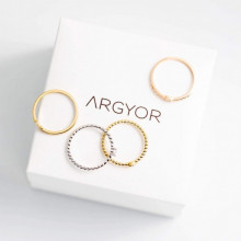 Estuche blanco con anillos de compromiso finos de distintos colores de oro 18k