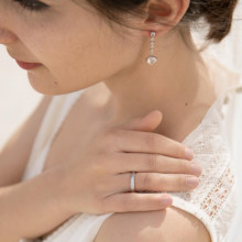 Mujer con espectacular anillo de compromiso riviere con 0,27ct diamantes talla brillante