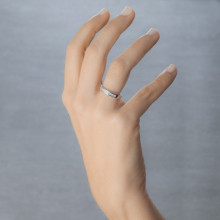 Mano con anillo de oro blanco con 10 diamantes 0,50ct