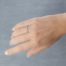 Mano de mujer con anillo de oro blanco y 19 diamantes 0,23ct