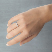 Mano con anillo de diamantes de 0,17ct en oro blanco de 18k