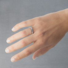 Mano con anillo de oro blanco y diamantes color H y pureza SI