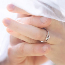 Mano de mujer con anillo de compromiso con diamante de 0,35ct
