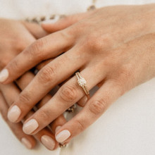 Manos de mujer con anillo de circonitas con engaste de puntos