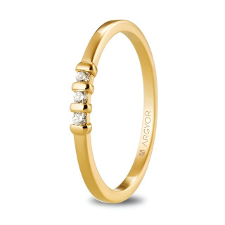 Anillo con tres diamantes talla brillante total 0,09ct oro amarillo 74A0079