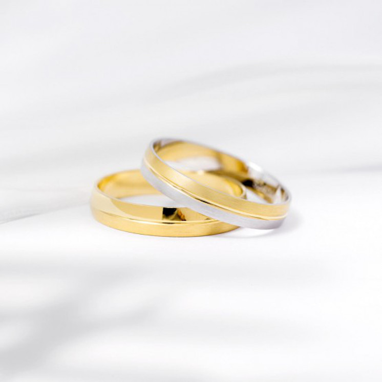 Anillos de boda elegantes con línea central en oro de 18k