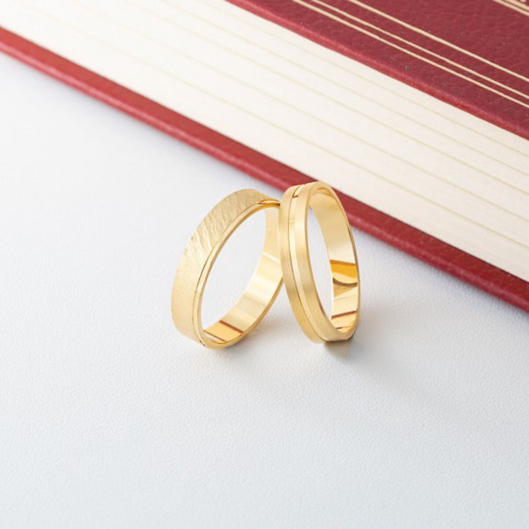 Pareja de alianzas de boda de oro amarillo 18k