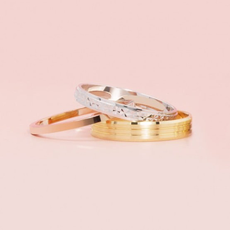 Imagen con 3 anillos de boda en oro rosa, blanco y amarillo