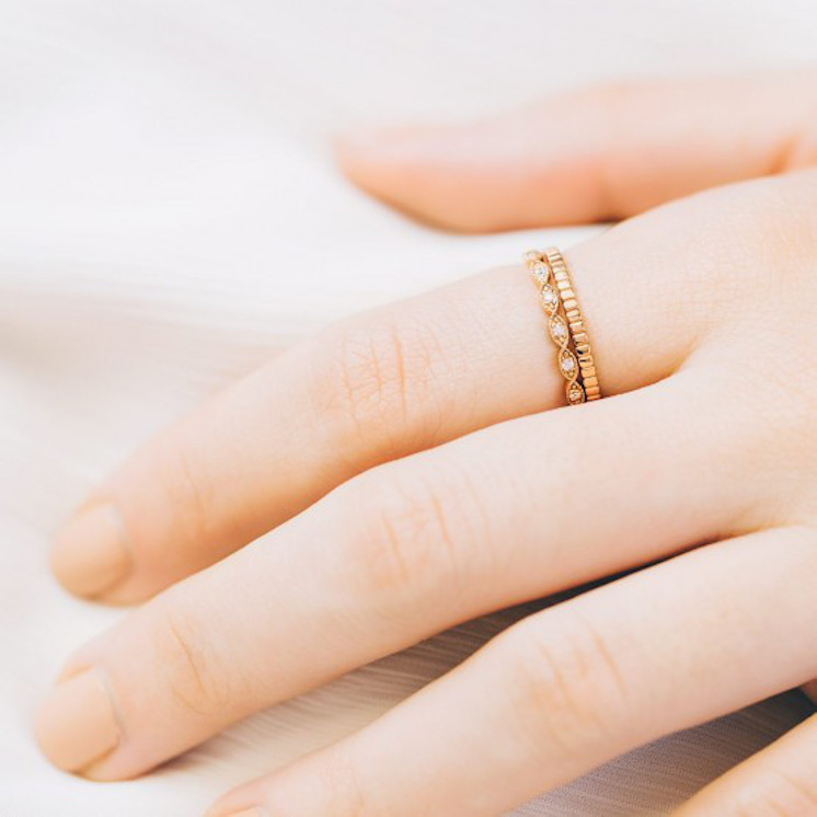 Mano con dos anillos de oro rosa