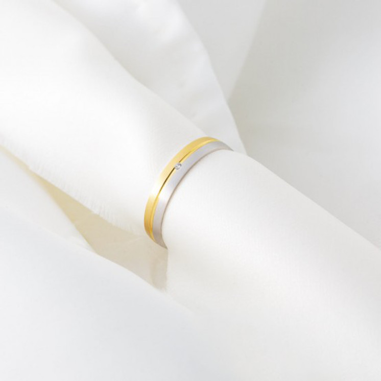 Alianza oro 18k oro blanco y amarillo con diamante