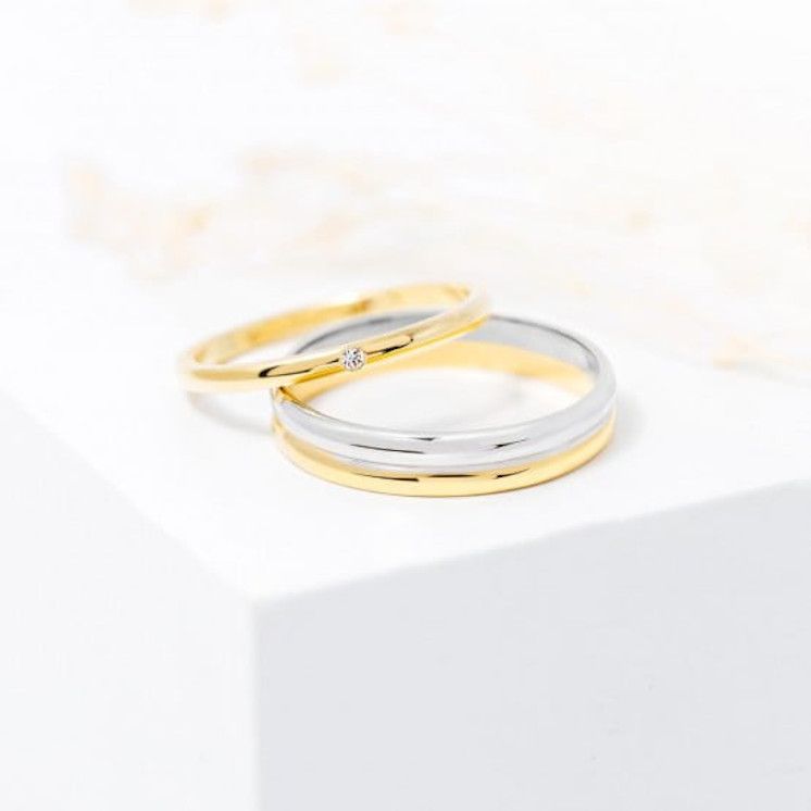 Pareja de alianza clásica con diamante y anillo bicolor con doble media caña en oro amarillo y blanco