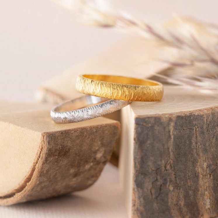 Dos alianzas de boda artesanales de oro blanco y oro amarillo