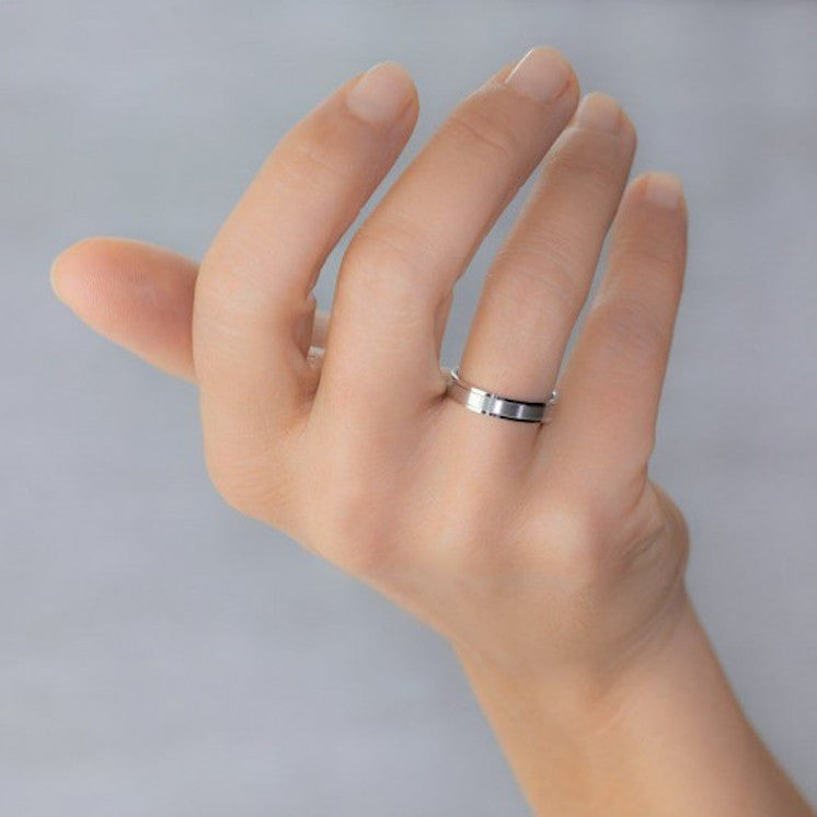 Alianza 18k oro blanco biselado y diamante - foto 2