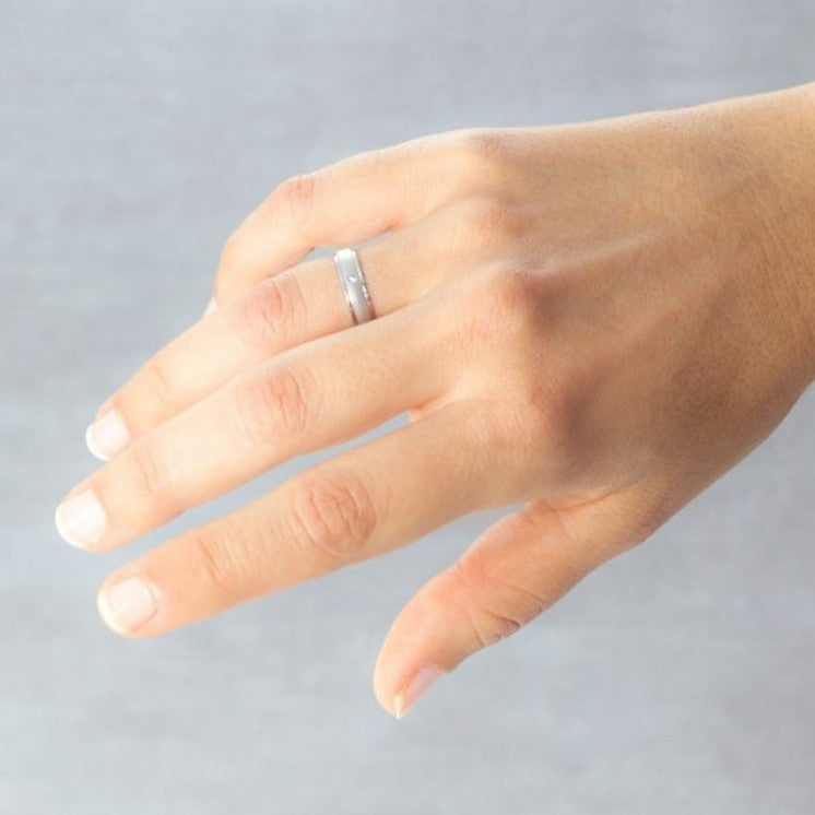 Alianza 4,5 milímetros oro blanco texturizado con diamante - foto 2