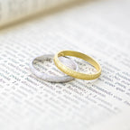 Alianza artesanal texturizada de oro amarillo 3mm oro 18k - foto 3